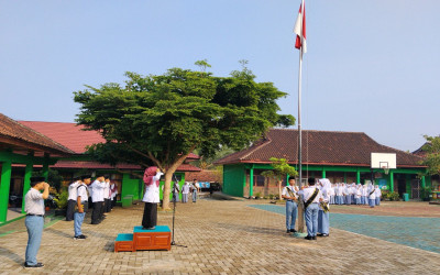 Upacara Bendera Hari Senin, MAN 1 Pesawaran Tekankan Generasi Emas Sehat Tanpa Narkoba